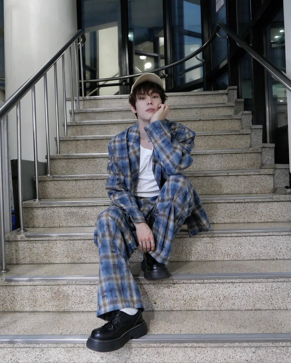 jiseochan's tweet photo. this blue plaid suit looks so good on seobin 💙
#윤서빈 #YoonSeobin #StrawberryCandy https://t.co/tXdubrpueQ