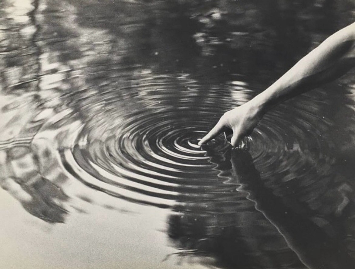 "Happiness is neither virtue nor pleasure nor this thing nor that but simply growth. We are happy when we are growing."

W.B. Yeats

📷'Keiii Uematsu, Wave Motion, I (1976)'
via Only Analogue Photography