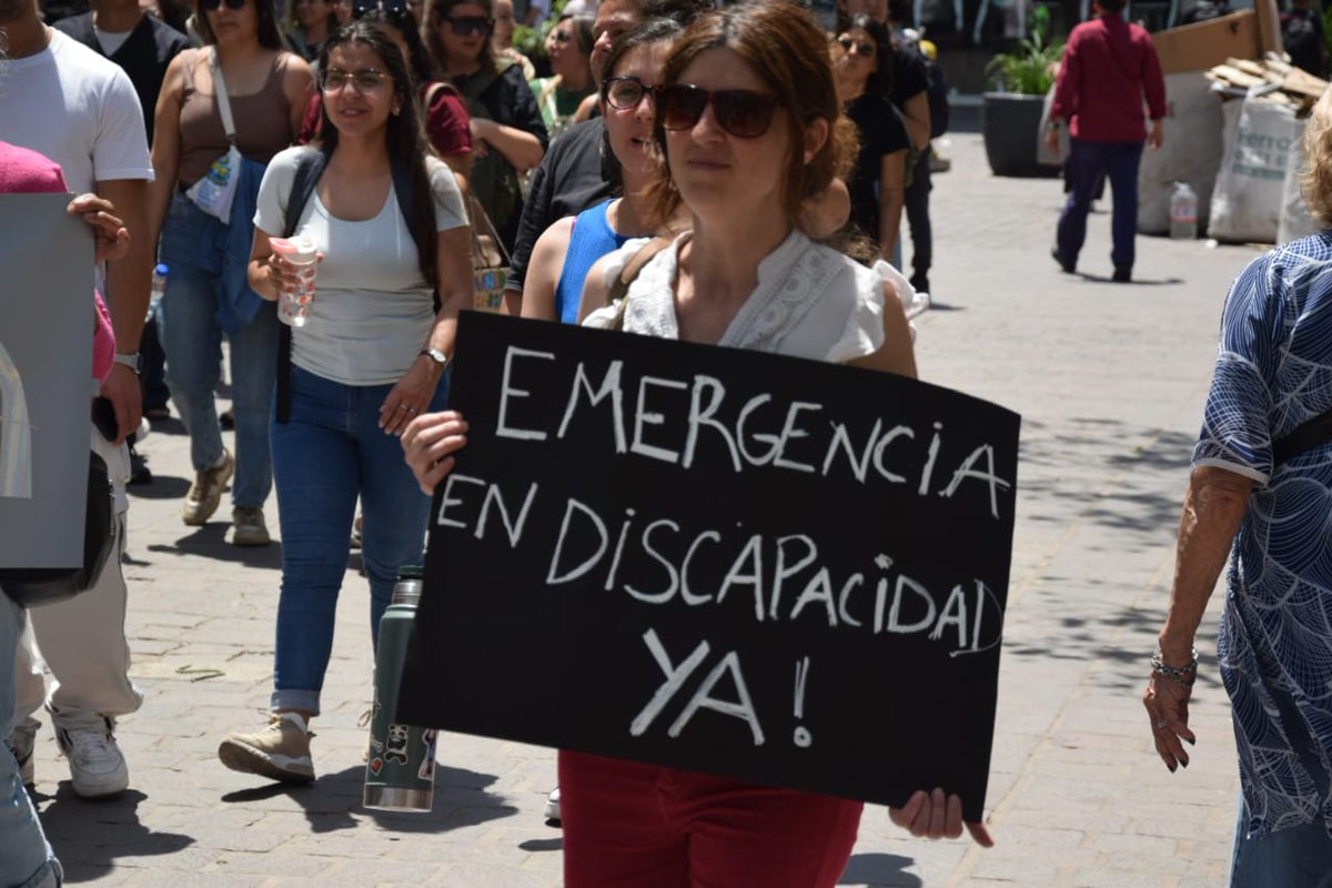 VikiCalderaM's tweet photo. En las calles con la discapacidad ✊🏽
Apliquen la emergencia ya, manga de ladrones y coimeros! https://t.co/LniYVDDFb6