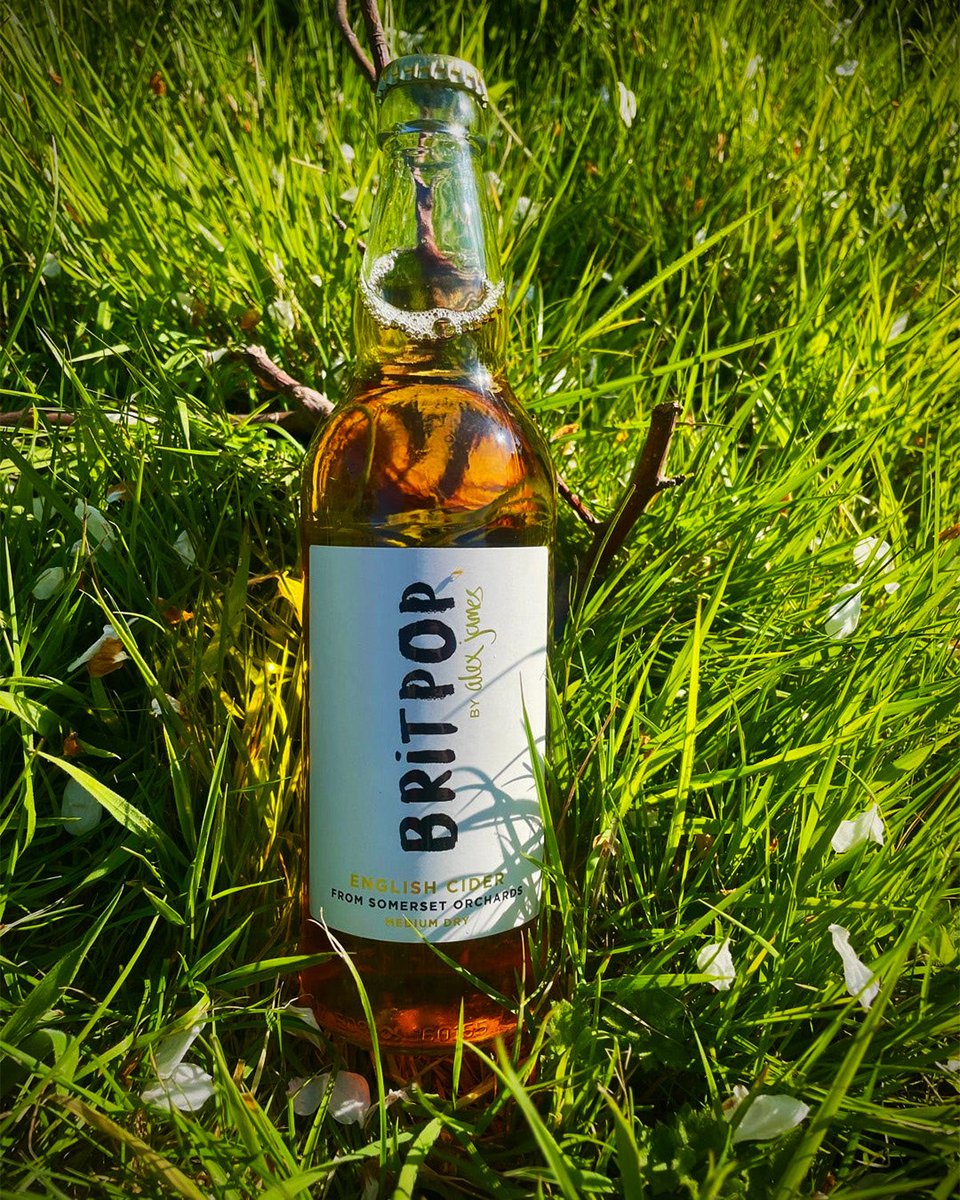 alexjameshq's tweet image. As we head into the evening what better way to mark National Apple Day, with a Britpop Cider?

Medium dry, light and golden with a gently sparkle and full of right zesty apple and cinnamon spice. 

#WhatsNotToLove #Britpop #Cider #NationalAppleDay