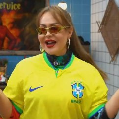 Machaduda's tweet photo. O Carelli já entendeu que por ser um covarde e permitir agressões que descumprem o contrato nas primeiras semanas ele perdeu o maior nome que já pisou em um reality brasileiro? 
Vocês podem dizer que ela era planta, chorona, chata e o caralho à quatro. Mas ninguém pode negar o fato: ela é o maior nome que já pisou em A Fazenda e em qualquer outro programa de convivência aqui no Brasil. E sinceramente? Acho que nunca mais alguém vai conseguir superar isso. Infelizmente, terminou dessa forma. Mas não deixou de ser histórico.

#AFazenda | #AFazenda17