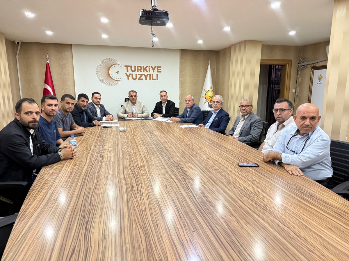 📍 AK Parti Batman İl Başkanlığı

İl Başkanımız Sayın Hüseyin Şansi, Teşkilat Başkanımız Sayın Muhamet Şirinoğlu ve mahalle koordinatörlerimiz, Çamlıtepe ve Bahçelievler Mahalle Başkanlarımız ile yönetimleriyle bir araya geldi.

Toplantıda, mahalle teşkilatlarının çalışmaları