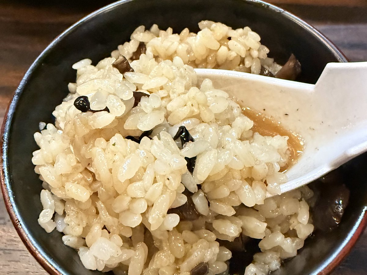 らーめん稲荷屋
限定：炭火焼きの鴨とセリの和風そば
＋マグレ・ド・カナールの炭火焼きと舞茸
＋しめじと黒ラッパ茸のまぜご飯

焼いた鴨の骨からすごく良い出汁が出ていて美味しゅうございました。セリの爽やかな香りと白ネギの存在もGOOD😋👍
当分の間、鴨肉は食べなくていいや〜ww