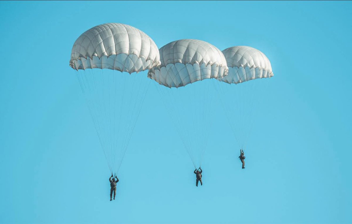 WCR_Krakow's tweet image. #AleDobreFoto 

📷szer. Dawid Cisło #6BPD 🪂🪂🪂
Pustynia Błędowska -  szkolenie spadochronowe.