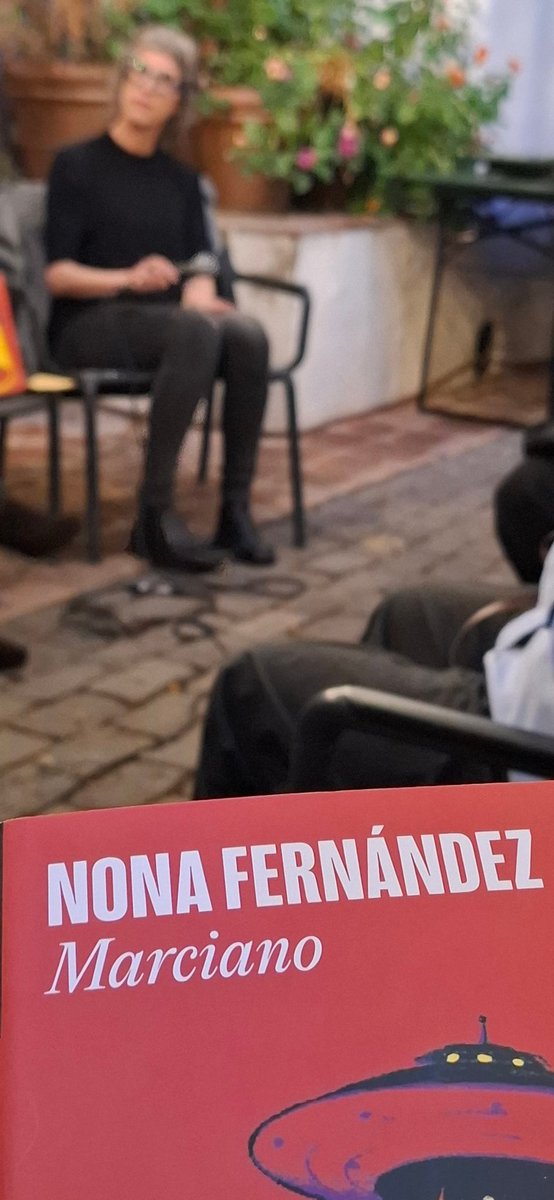 Nollegiu's tweet photo. Avui, #modefan, hem sortit corrent de la llibreria per anar a La Central del Raval a escoltar @NonaFernandez parlant de MARCIANO publicat per @randomhouse_es https://t.co/k1oAg53VZ8