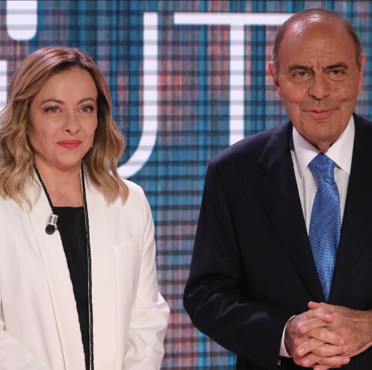 Flexgrimmy_'s tweet image. Siccome Porta a Porta era evidentemente troppo duro nei confronti del governo Meloni (è ironia, tranquilli), Bruno Vespa ha deciso di dare maggiore equilibrio alla sua trasmissione.

E così, ecco tre nuovi ingressi nel programma per la stagione 2025-2026.

Il primo è Alessandro…