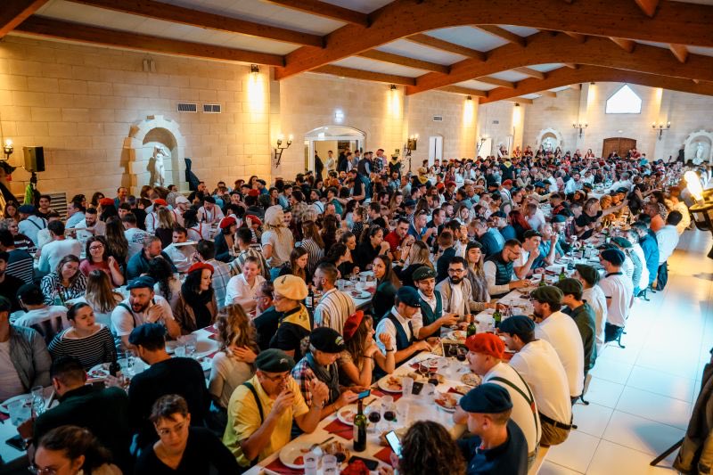🇫🇷 Souhaiteriez-vous participer à un banquet organisé par Le Canon Français ?

🅰️. Oui
🅱️. Non