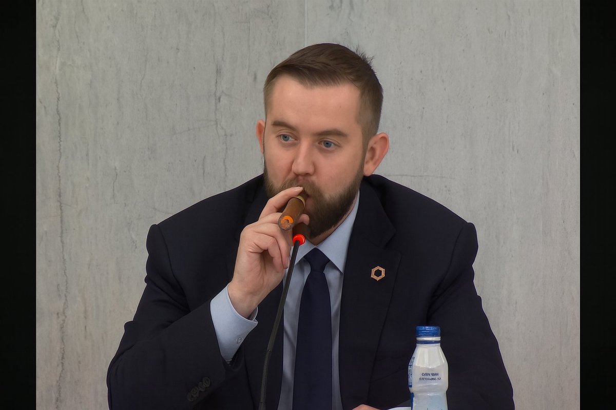 BullNakedCrypto's tweet photo. How I imagine @SergeyNazarov is actually feeling at the fed meeting 

while talking to a bunch of trad-fi about the importance of @chainlink https://t.co/9Uf9AqoDu4