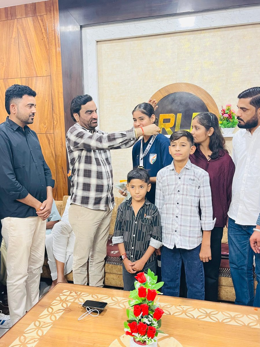 RLPINDIAorg's tweet image. विगत दिनों बीकानेर जिले के नोखा क्षेत्र में स्थित ग्राम -ढींगसरी की होनहार बेटी मुन्नी भांभू ने अपनी मेहनत, जुनून और खेल के प्रति समर्पण से इतिहास रचते हुए दक्षिण एशियाई फुटबॉल फेडरेशन (SAFF) द्वारा आयोजित U-17 महिला चैंपियनशिप 2025 #भूटान में बतौर गोलकीपर शानदार प्रदर्शन कर…