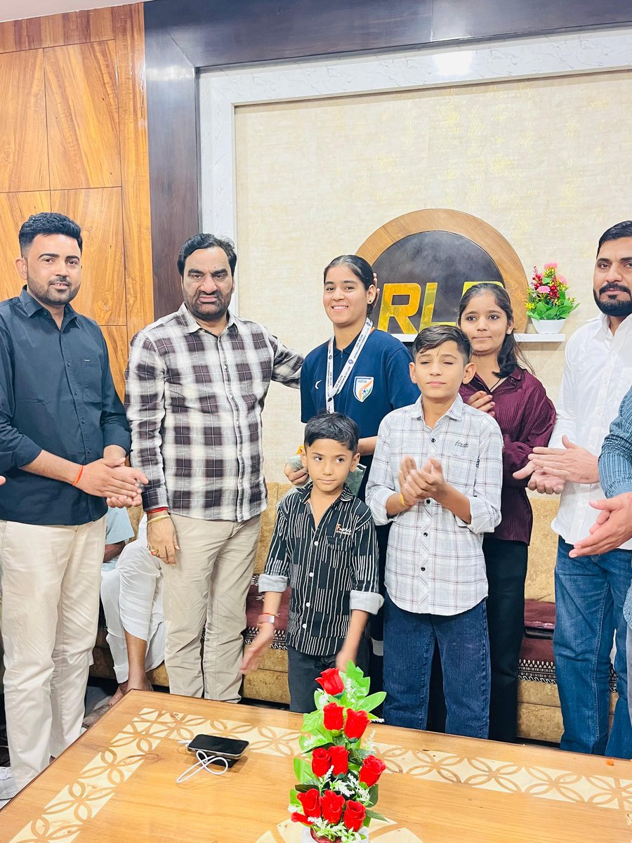 RLPINDIAorg's tweet image. विगत दिनों बीकानेर जिले के नोखा क्षेत्र में स्थित ग्राम -ढींगसरी की होनहार बेटी मुन्नी भांभू ने अपनी मेहनत, जुनून और खेल के प्रति समर्पण से इतिहास रचते हुए दक्षिण एशियाई फुटबॉल फेडरेशन (SAFF) द्वारा आयोजित U-17 महिला चैंपियनशिप 2025 #भूटान में बतौर गोलकीपर शानदार प्रदर्शन कर…