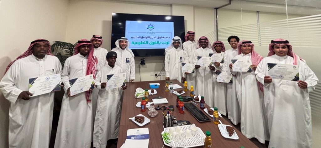 كرّمت جمعية طريق الحرير للتواصل الحضاري المتطوعين المشاركين في جناح الجمعية بمعرض الرياض الدولي للكتاب 2025، تقديرًا لجهودهم المتميزة.
وقد عبّر المدير التنفيذي الأستاذ محمد المشاري عن شكره وتقديره للمتطوعين على ما بذلوه من عطاء وتفانٍ في تمثيل الجمعية وإبراز دورها في مدّ جسور