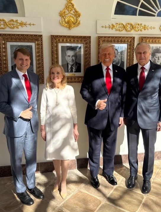 I am in tears. Donald Trump just became the First sitting President to receive the Nixon Foundation’s Architect of Peace Award

Such a HISTORIC moment 

LET’S GO ❤️