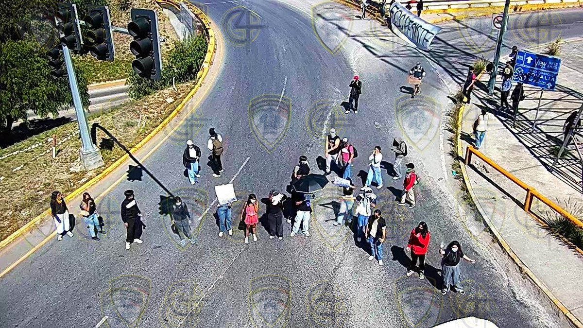 SSPCSLP's tweet image. ⚪️🔵 #ReporteVial 🚨#VialidadSLP 

⚠️Actualización

🚧⛔️Estudiantes realizan cierre de circulación en glorieta del Real Inn, en desnivel e incorporación hacia Cordillera de los Alpes

🚔Policía Vial refuerza despliegue en cuadrante poniente para orientar el tráfico, se mantienen…