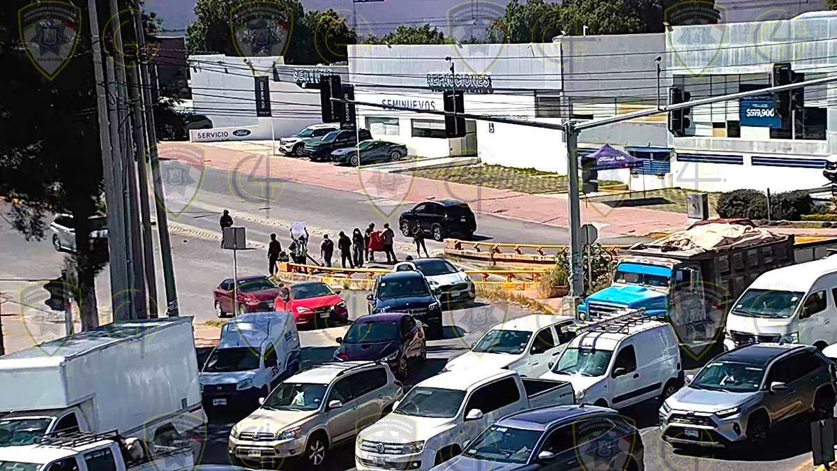 SSPCSLP's tweet image. ⚪️🔵 #ReporteVial 🚨#VialidadSLP 

⚠️Actualización

🚧⛔️Estudiantes realizan cierre de circulación en glorieta del Real Inn, en desnivel e incorporación hacia Cordillera de los Alpes

🚔Policía Vial refuerza despliegue en cuadrante poniente para orientar el tráfico, se mantienen…