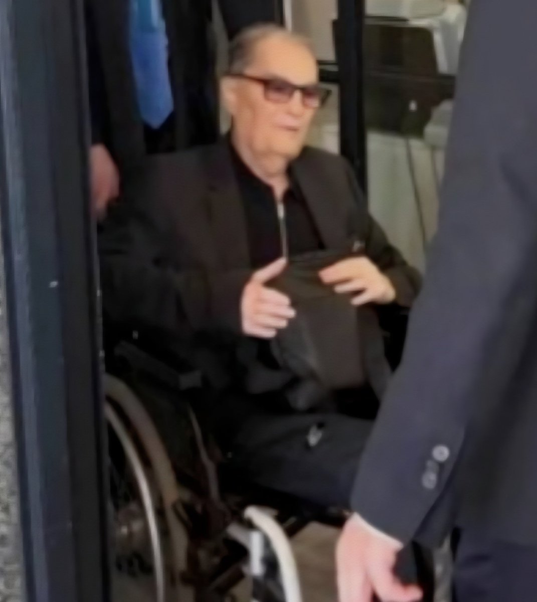 Ovo je nekada močni general srpskih fašista iz fašističke Srbije,Nebojša Pavković,osuđen zbog ratnih zločina na 22 god zatvora,par dana prije nego je krepal. Ako idete na sprovod ovom truplu ratnoga zločinca, ponesite glogov kolac,Vijenac bijelog luka i svetu vodu.