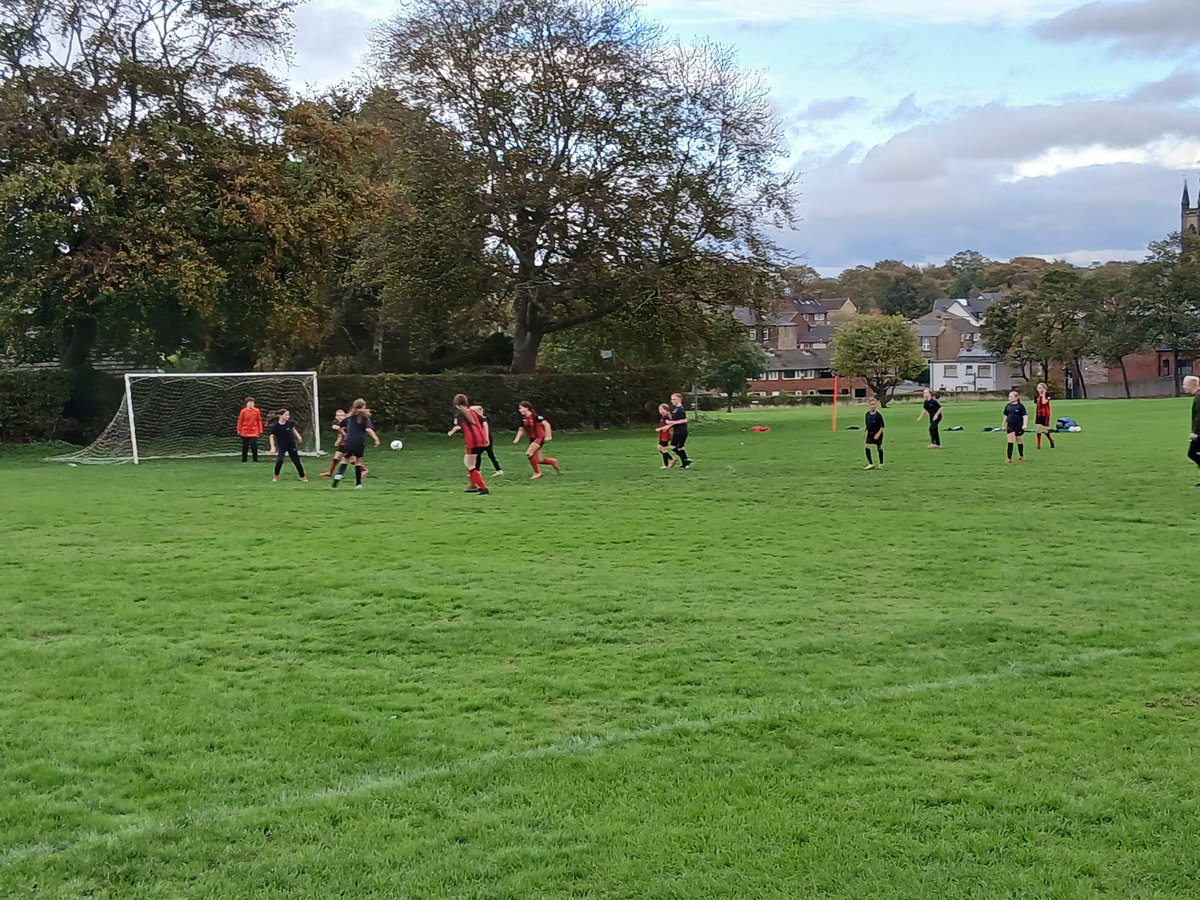 CastleHall_PE's tweet image. A brilliant 3-1 win tonight for our U13 girls football v Spen Valley⚽️Congratulations to all the girls involved, some brilliant skills on display with Grace scoring a hat trick and Mia receiving player of the match from Spen #girlsfootball #developingcharacter #raisingaspirations