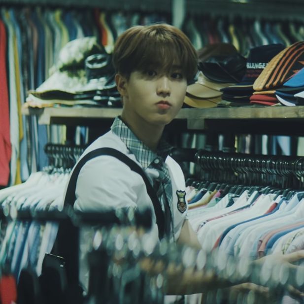 leeminHOThighs's tweet image. Minsung miso mnsvng 🐰🐿 socmed au :

Jisung can see people&apos;s past life by looking in their eyes. Jisung never sees himself in Minho&apos;s past lives.