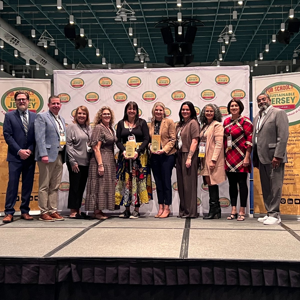 Mike Rollins, <a href="/NJEA/">NJEA</a>,  presenting the 2025 Green Team Collaboration Award to Metuchen Public School District and Metuchen Borough!
Congratulations to the school district and borough for their partnership in advancing sustainability in Middlesex County.
#SustainableJerseySchools