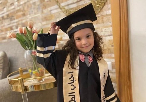 T_o_u_t_a1's tweet image. فاكرينها ؟ لا تنسوا هند التى ظلت بين جثث اسرتها فى سيارتهم والاحتلال يحاصرها وعندما وصل لها المسعفون فجروا سيارة الإسعاف وفجروها 🥹
فى الجنة باذن الله يا ملاك 👼