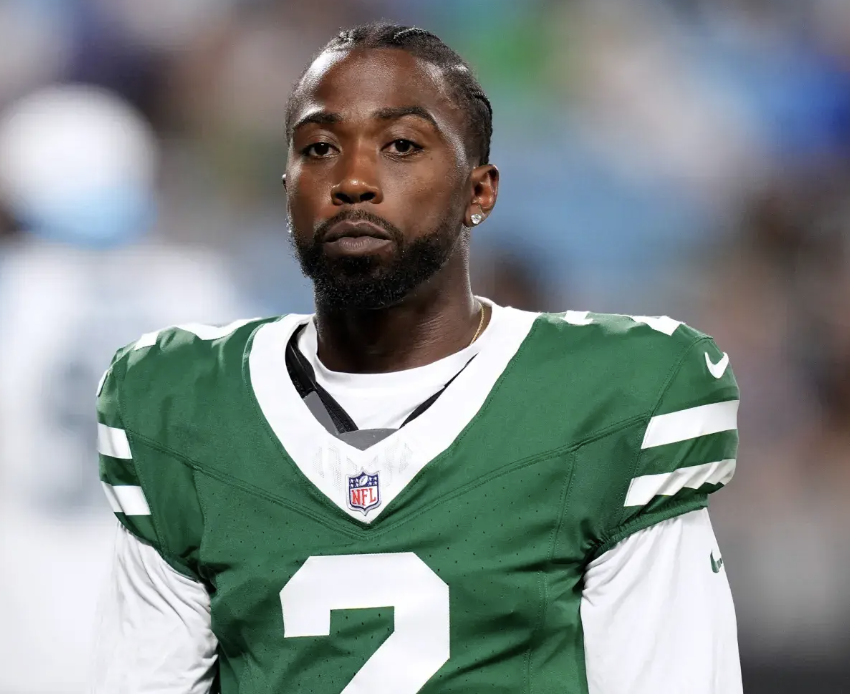 NFL_DovKleiman's tweet photo. 𝗕𝗥𝗘𝗔𝗞𝗜𝗡𝗚: The Jets are moving towards naming Tyrod Taylor as the starting QB, per @RichCimini 

The Justin Fields era has come to an end... https://t.co/Wc1F1NRJAd