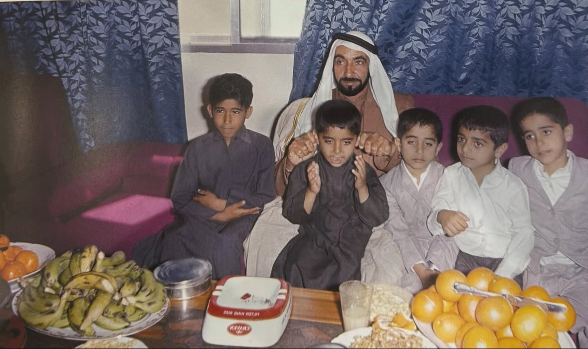 رحل عنا جسداً وروحه باقية فينا ماحيينا
روح الإمارات والــد الشعب والوطن 🇦🇪
زايد في قلوبنا مخلد، طيب الله ثراه …
#زايد_بن_سلطان_آل_نهيان