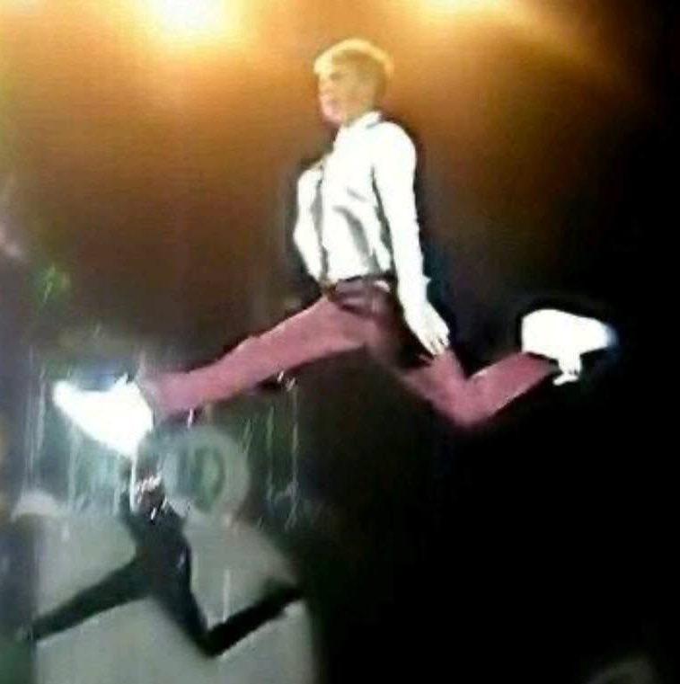 GirlAlmighty444's tweet image. Niall “Me duelen las rodillas” 
Niall a los 18 años en cada concierto de One Direction: