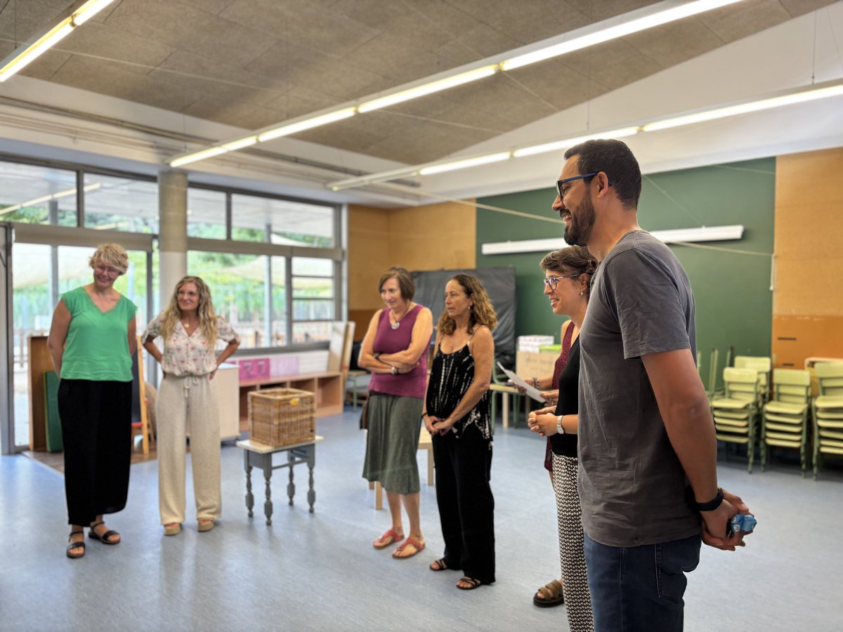 InstitutSantPol's tweet photo. Per a  treballar i construir, sentim que és important fer-ho des d’un lloc sentit, divertit amigable i agradable i per això, hi hem dedicat un temps inicial del matí! 

Ens queden 4 dies per a preparar el que serà el curs amb els nois i noies que aquest el proper dilluns arriben https://t.co/GxAbdPNgfs