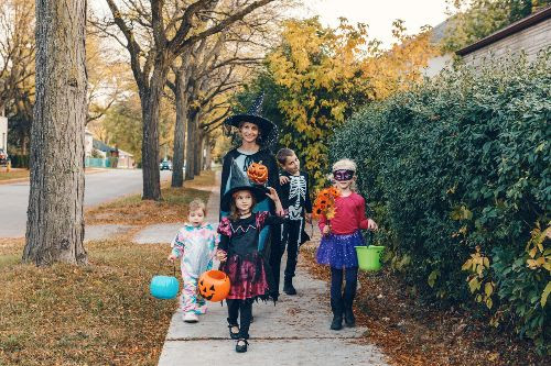 From pumpkin carving to DIY costumes to managing the excess candy (is there even such a thing?) our Savvy Guide to Halloween is full of tricks and treats to keep the spooky season fun and safe:

savvymom.ca/article/the-sa…