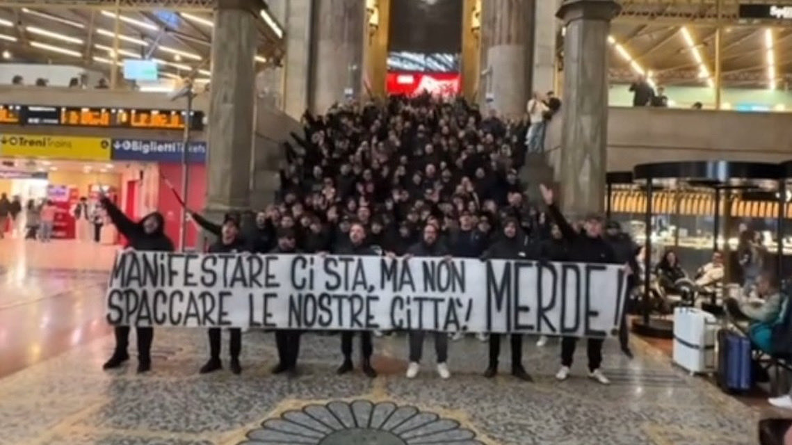 Saluti fascisti in stazione centrale a Milano.
Polizia non pervenuta e silenzio da parte delle istituzioni.

Che schifo.

#primalevetrine
