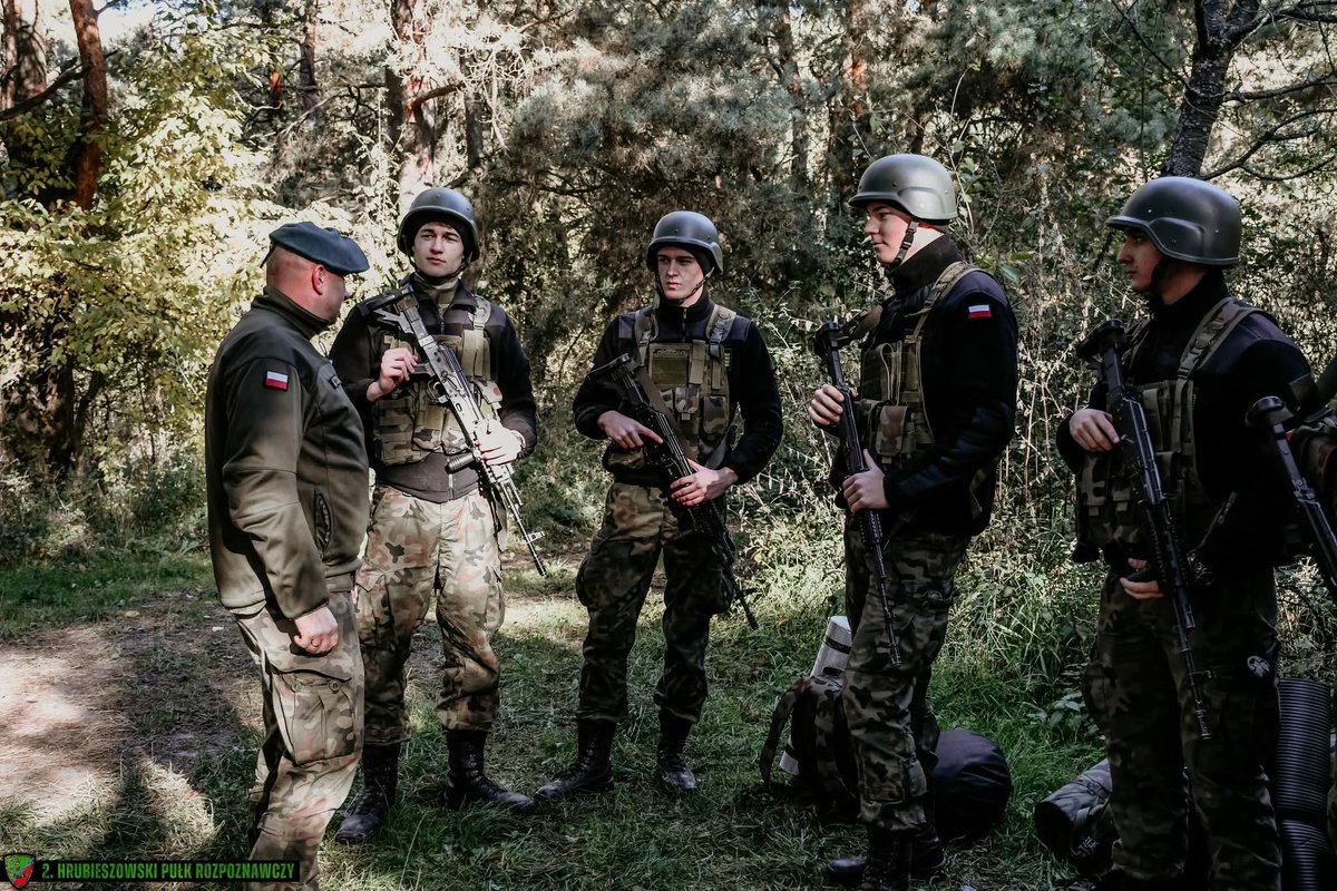 WCR_Zamosc's tweet image. Trwa obóz podsumowujący naukę kadetów #OPW z ZS nr 3 w Hrubieszowie

Kadeci z Hrubieszowa szkolą się pod czujnym okiem instruktorów z #2pr, którzy jak zwykle stanęli na wysokości zadania, pomagając kadetom zdobyć umiejętności, które w przyszłości pomoże im w służbie dla Ojczyzny!