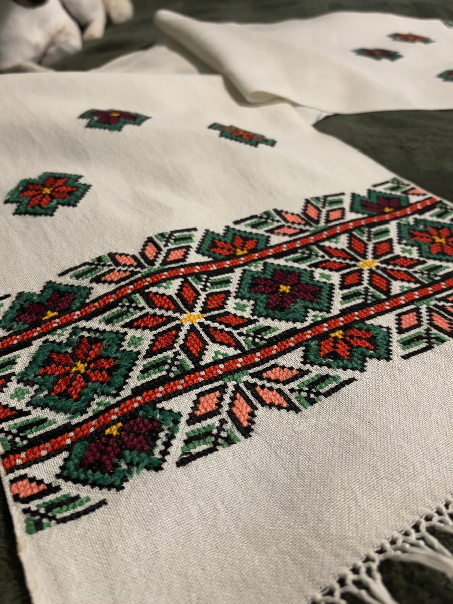 Ukrainian_dolls's tweet image. For sale: an antique embroidered towel 🌿
Over half a century old — lovingly preserved, carrying the spirit of home and the touch of the craftswoman’s hands.
Hand-stitched cross embroidery on coarse linen fabric.
Size: 180×30 cm
Price — $135

#antique #vintage #handembroidery