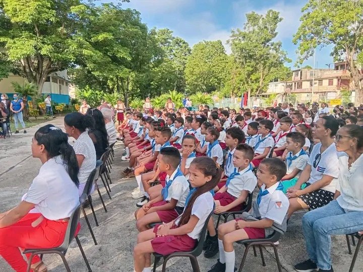 #ProvinciaGranma .  En la escuela primaria "21 de octubre", de #Bayamo, fueron recordados los ocho jóvenes que, en igual fecha pero de 1957,  fueron vilmente asesinados por la dictadura batistiana. #TenemosMemoria. <a href="/PartidoPCC/">Partido Comunista de Cuba</a> <a href="/AsambleaCuba/">Asamblea Nacional Cuba</a> <a href="/PresidenciaCuba/">Presidencia Cuba 🇨🇺</a> <a href="/GobiernoGranma/">GobiernoGranma</a>