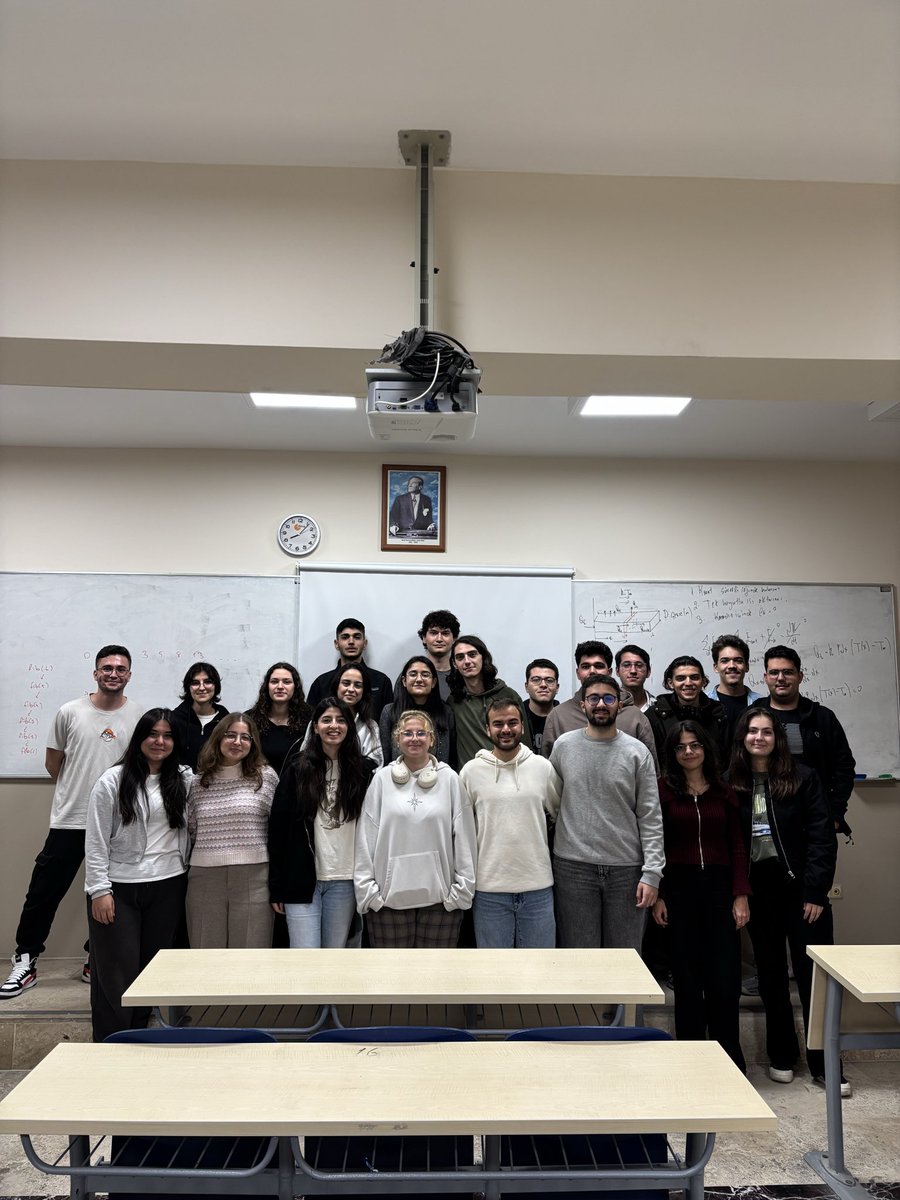 SiberPau's tweet image. Python 101 eğitimimizi tamamladık 🎉
Sınıfımıza verdiğimiz projeyi anlatan arkadaşımıza teşekkür ederiz.
Ayrıca eğitim süresince emeği geçen tüm arkadaşlarımızın da emeğine sağlık! 👏 💛🦉