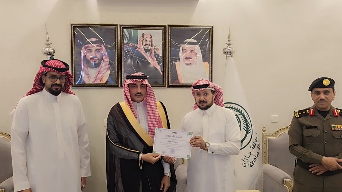 Rifq4300's tweet photo. كرَّم سعادة محافظ صامطة الدكتور خفير بن زارع العمري جمعية رفق لإكرام الموتى بالمحافظة وذلك لمشاركتها في الاحتفال باليوم الوطني السعودي الـ95تقديرًا لمشاركتها الفاعلة وإسهامها في إنجاح فعاليات المناسبة الوطنية ويأتي هذا التكريم امتدادا لجهودهافي تعزيز دورها المجتمعي والوطني . https://t.co/8GZGphxAgl