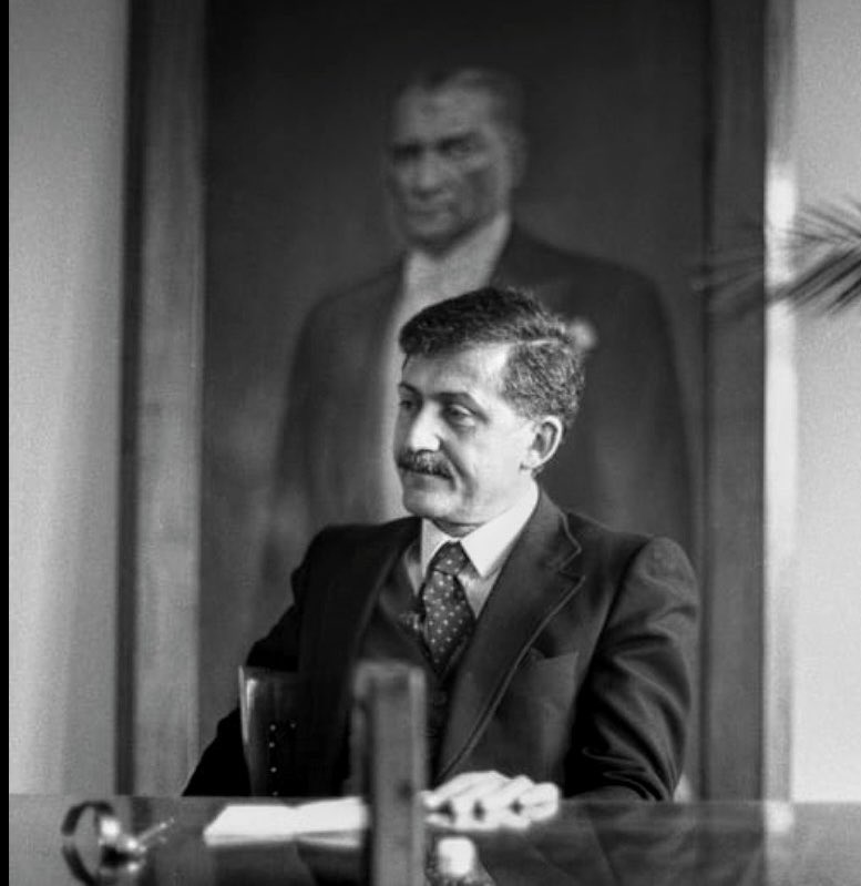 "Şeriatçılar özgürlük istemiyor, kendilerinden farklı düşünenlerin özgürlüğünü ellerinden almak istiyorlar."

Ahmet Taner Kışlalı

Kışlalı, 21 Ekim 1999 günü aracına yerleştirilen bombayla katledildi.

Katledilişinin 26. Yılında sevgi, saygı ve özlemle…
#AhmetTanerKışlalı