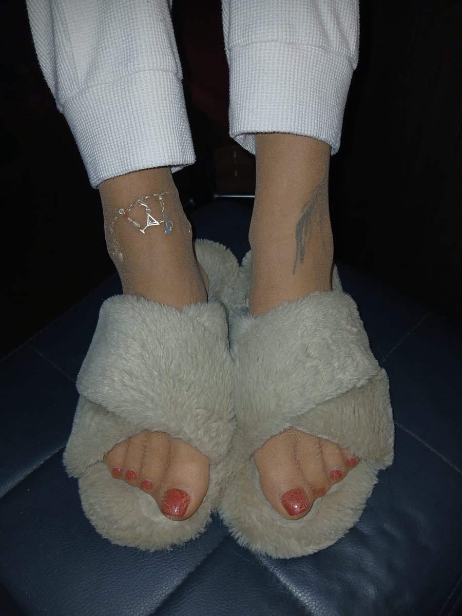 Finally out of the rain. Not sure these toes will be dry for much longer though! 😉