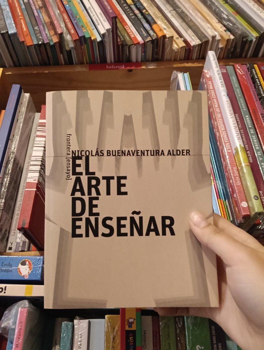 Con un estilo gratamente literario, la narración de este autor caleño nos va conduciendo hacia su objetivo: mostrar cómo el maestro puede enseñar a apropiarse de la lectura y la escritura sin fallar en el intento. Encuéntralo en libreriacasatomada.com/libro/el-arte-…