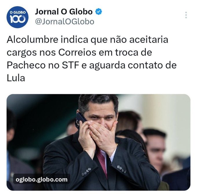 Screenshot of a news article from Jornal O Globo with logo and headline in Portuguese about Alcolumbre indicating he will not accept positions in Correios in exchange for Pacheco positions in STF and awaiting Lula contact. Below the text a photo shows a man in dark suit and red tie holding a black phone to his ear with right hand covering mouth looking serious surrounded by blurred people in suits in an indoor setting.