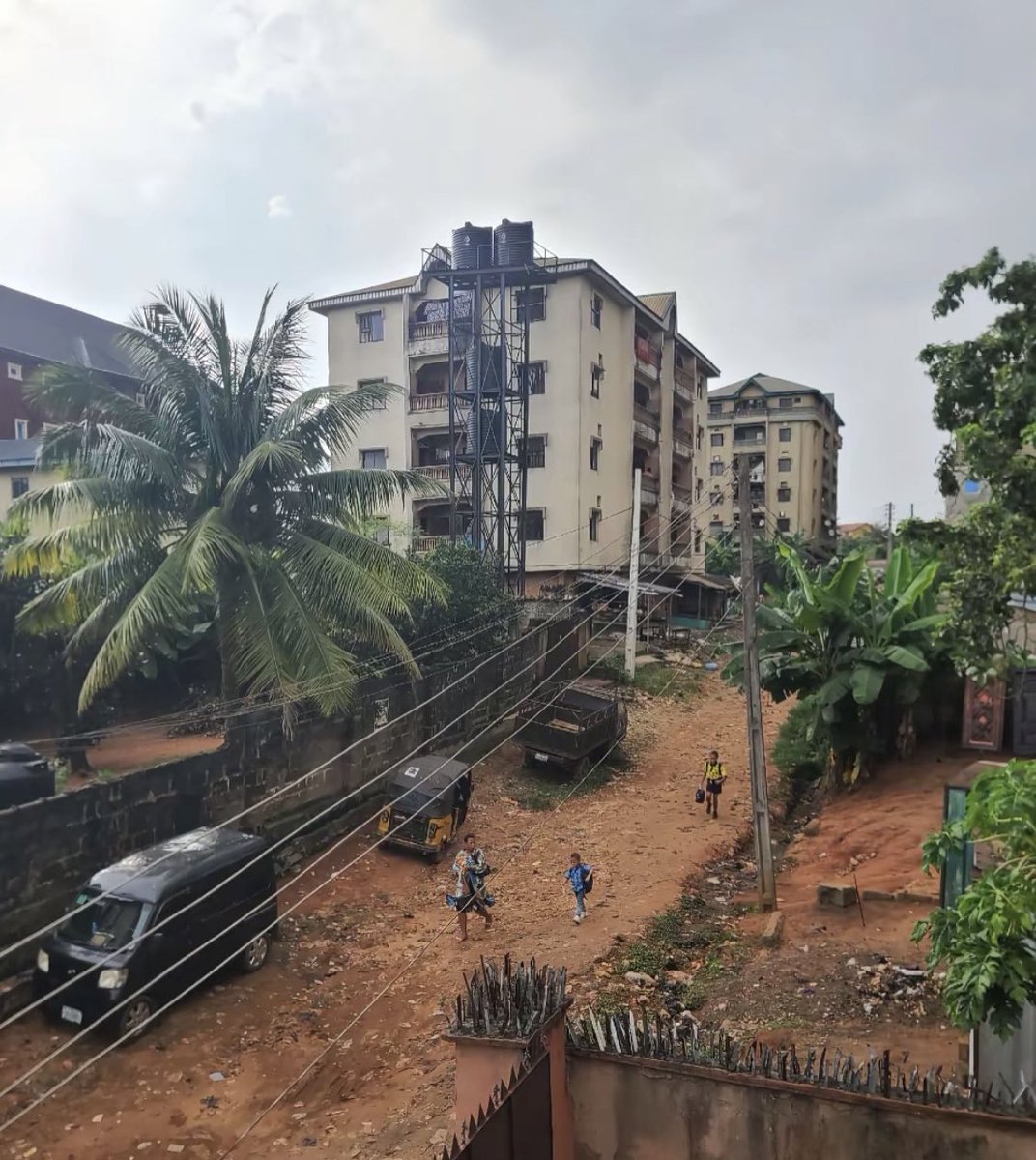 Updateboyx's tweet image. Frame 1 real picture. Frame 2 AI.
Every local government chairman in Nigeria should start fixing every road in their LG. It cost you nothing. Stop embezzling money.
Tag your LG chairman let him see this picture. That's if they even have Twitter handle. Smh.