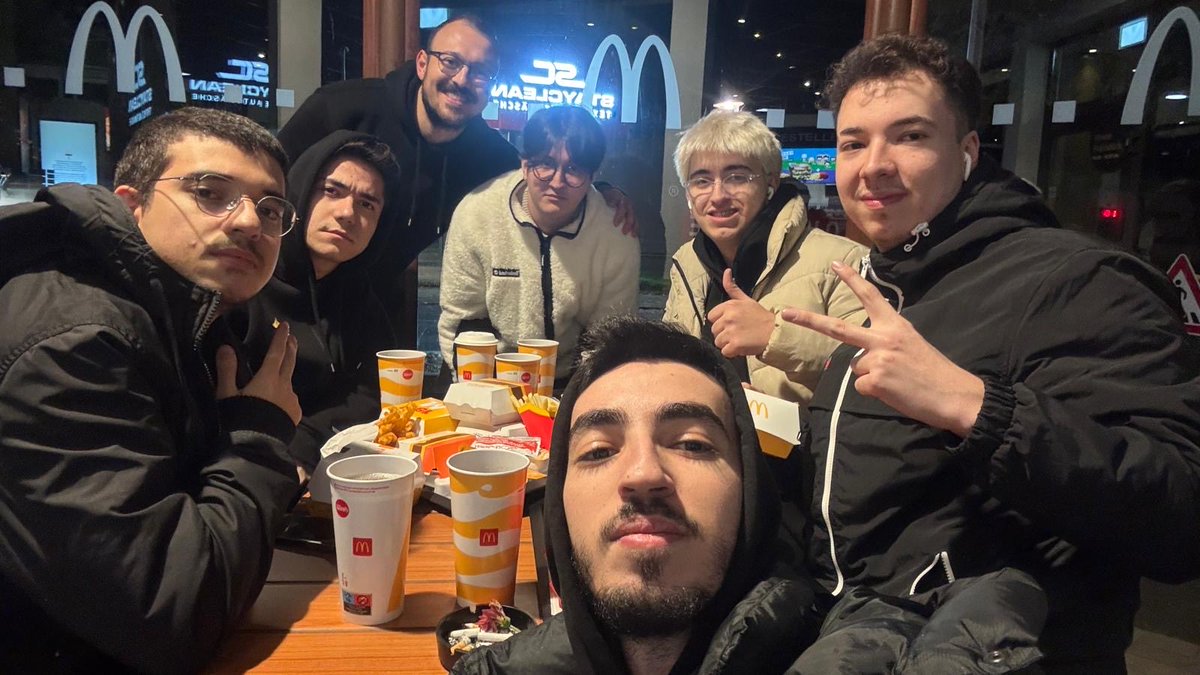 2-1 <a href="/DNSTYgg/">DNSTY</a> 

Maça kötü başladık ama toparlamasını bildik güzel seriydi herkesin eline sağlık son düzlüğe girdik 1 maça hayallerimize ulaşıyoruz destekleyenlere teşekkürler. 

Takımım çok iyi lan