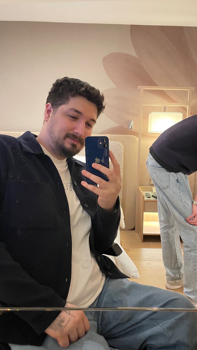 Kardeşimin pozu karşısında çok içten gülümsemişim