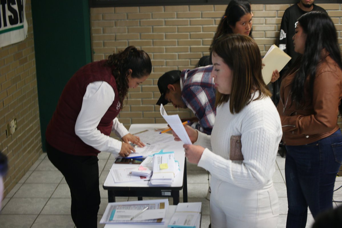 Hoy, estudiantes de la UTSH recibieron sus tarjetas bancarias como parte del apoyo de las "Becas para la Transformación 2025" destinado a fortalecer su economía familiar y motivarlos a seguir construyendo su camino académico.
#PrimeroEducación #PrimeroElPueblo #SomosUTSH
