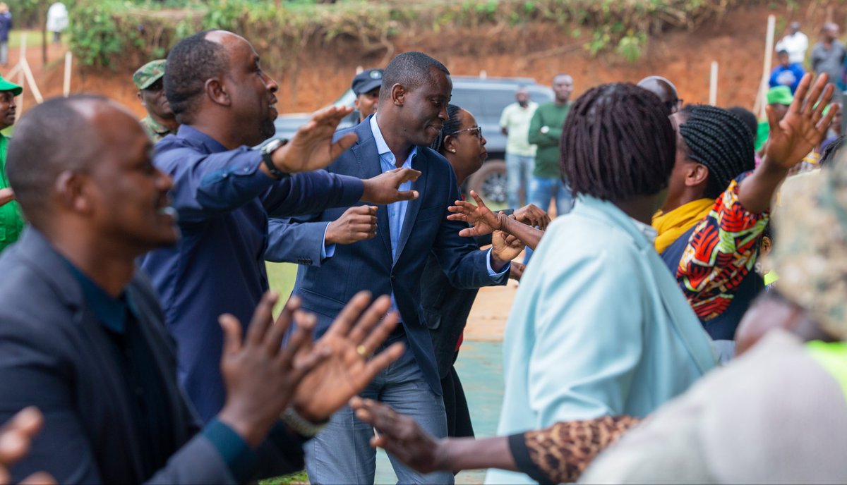 GiveDirectlyRw's tweet image. From inspiration to action, Gikomero sector @Gasabo_District was buzzing today as the Hon.Minister of Minaloc @Dominiquehab met with residents determined to build a poverty-free future. @RwandaLocalGov 

#RwOX
#CommunityPower
