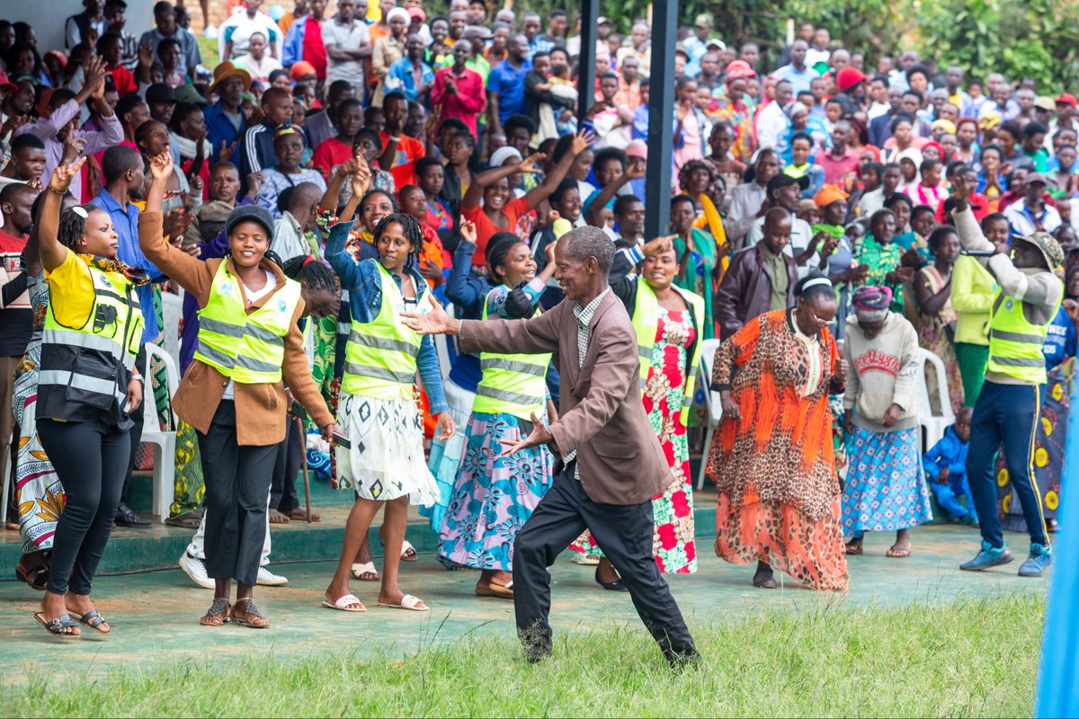 GiveDirectlyRw's tweet image. From inspiration to action, Gikomero sector @Gasabo_District was buzzing today as the Hon.Minister of Minaloc @Dominiquehab met with residents determined to build a poverty-free future. @RwandaLocalGov 

#RwOX
#CommunityPower