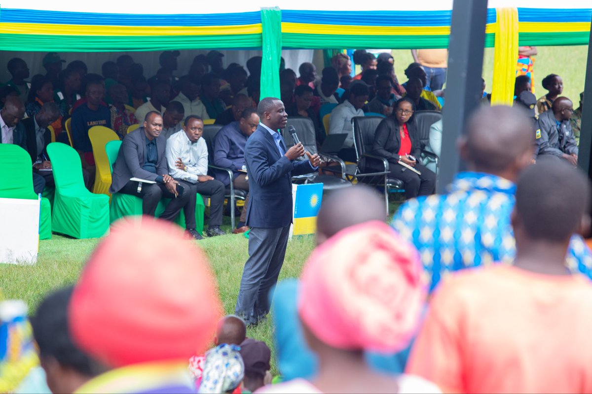 GiveDirectlyRw's tweet image. From inspiration to action, Gikomero sector @Gasabo_District was buzzing today as the Hon.Minister of Minaloc @Dominiquehab met with residents determined to build a poverty-free future. @RwandaLocalGov 

#RwOX
#CommunityPower