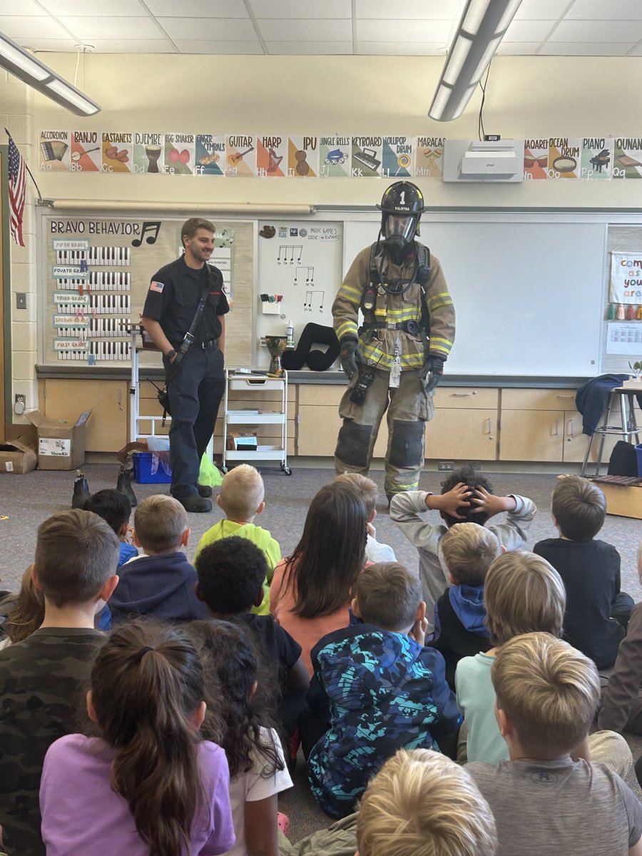 pinestreetelem's tweet photo. Love when our community helpers visit! @PalmyraSchools #1stgrade #thankyoufirefighters #alwayssafe https://t.co/9OtsiBLytq