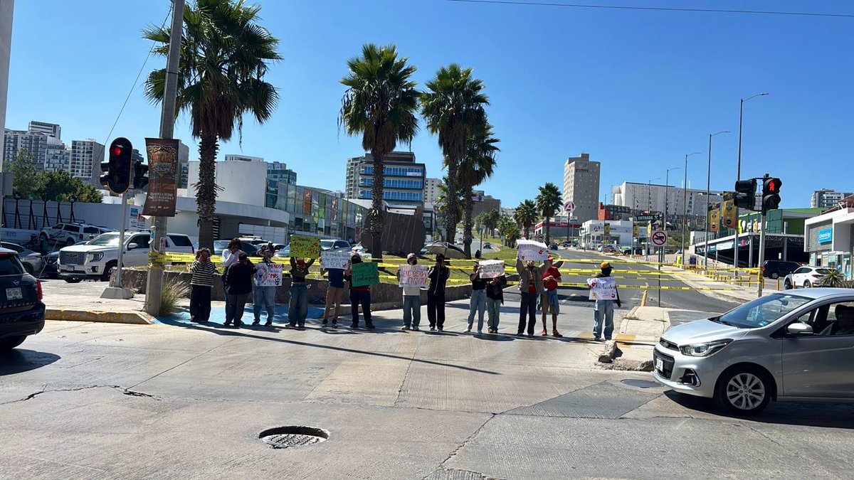 SSPCSLP's tweet image. ⚪️🔵 #ReporteVial 🚨#VialidadSLP 

⚠️Actualización
 
✔️Se libera la circulación vehicular en la glorieta del Real Inn

⛔️Contingente de estudiantes se encuentran bloqueando av. Chapultepec y circuito Potosí