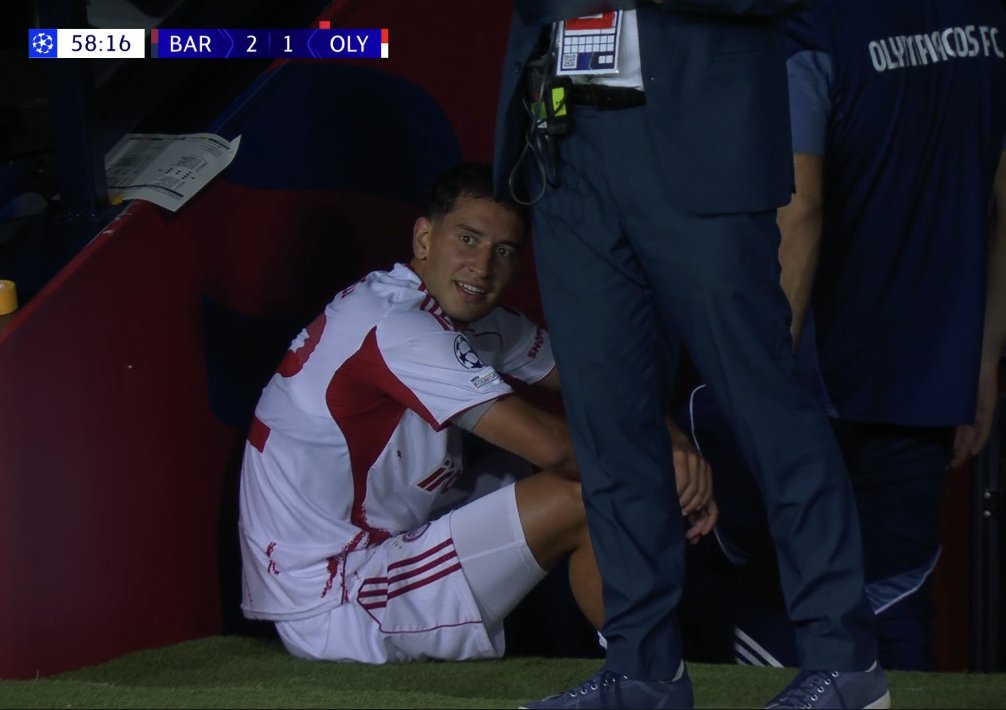 📸 - Hezze is refusing to go to the dressing room, he just sits at the front of the tunnel laughing at the referee.
