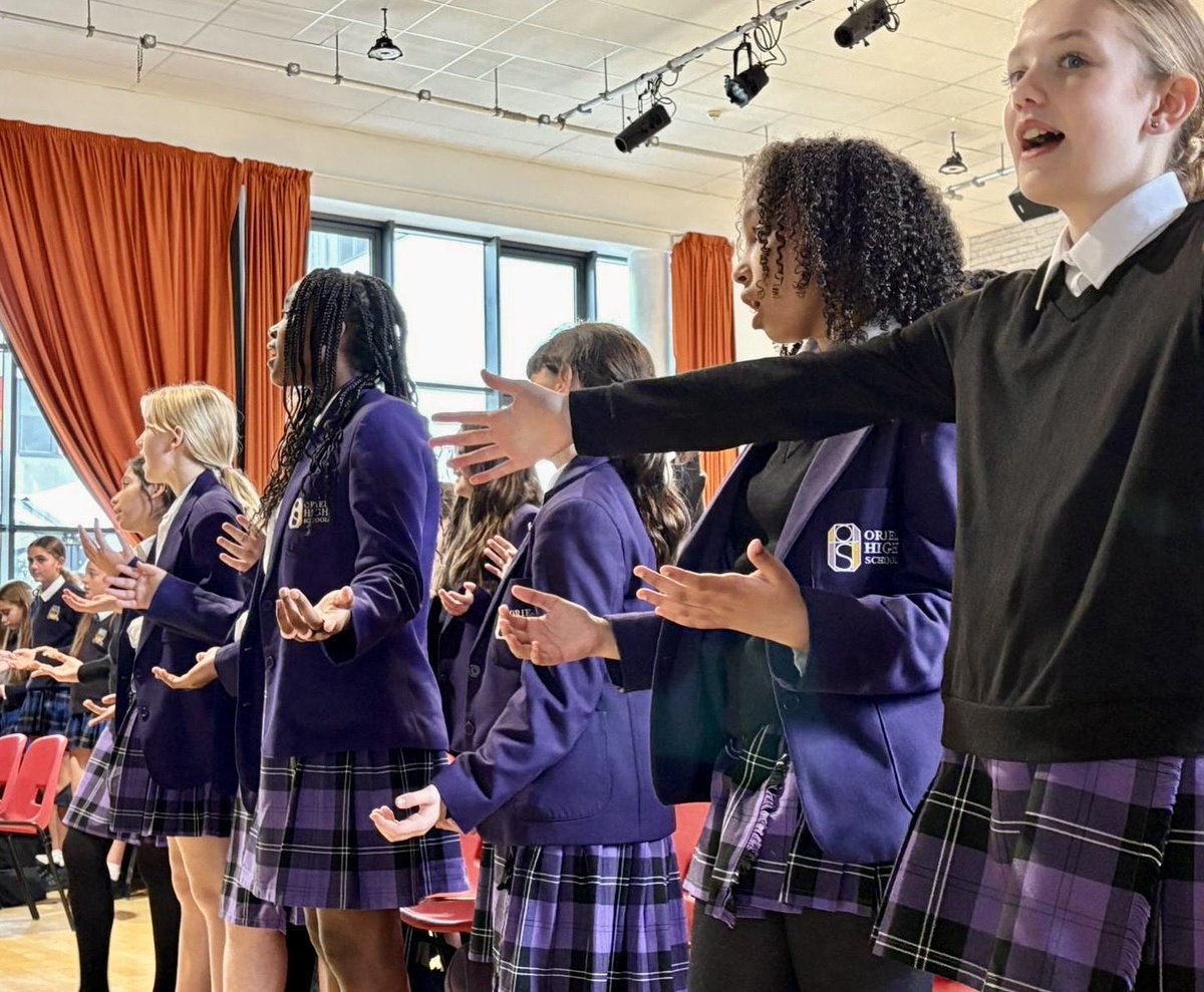 Great to see the Oriel choir back in style taking part in the Crawley Sings Live vocal workshop. They learned a variety of warm ups &amp; confidence boosting techniques, while working with other local schools.
💜🎶💜🎼💜🎤💜🎹💜
#OrielPerforms #OrielMusic #CrawleySings