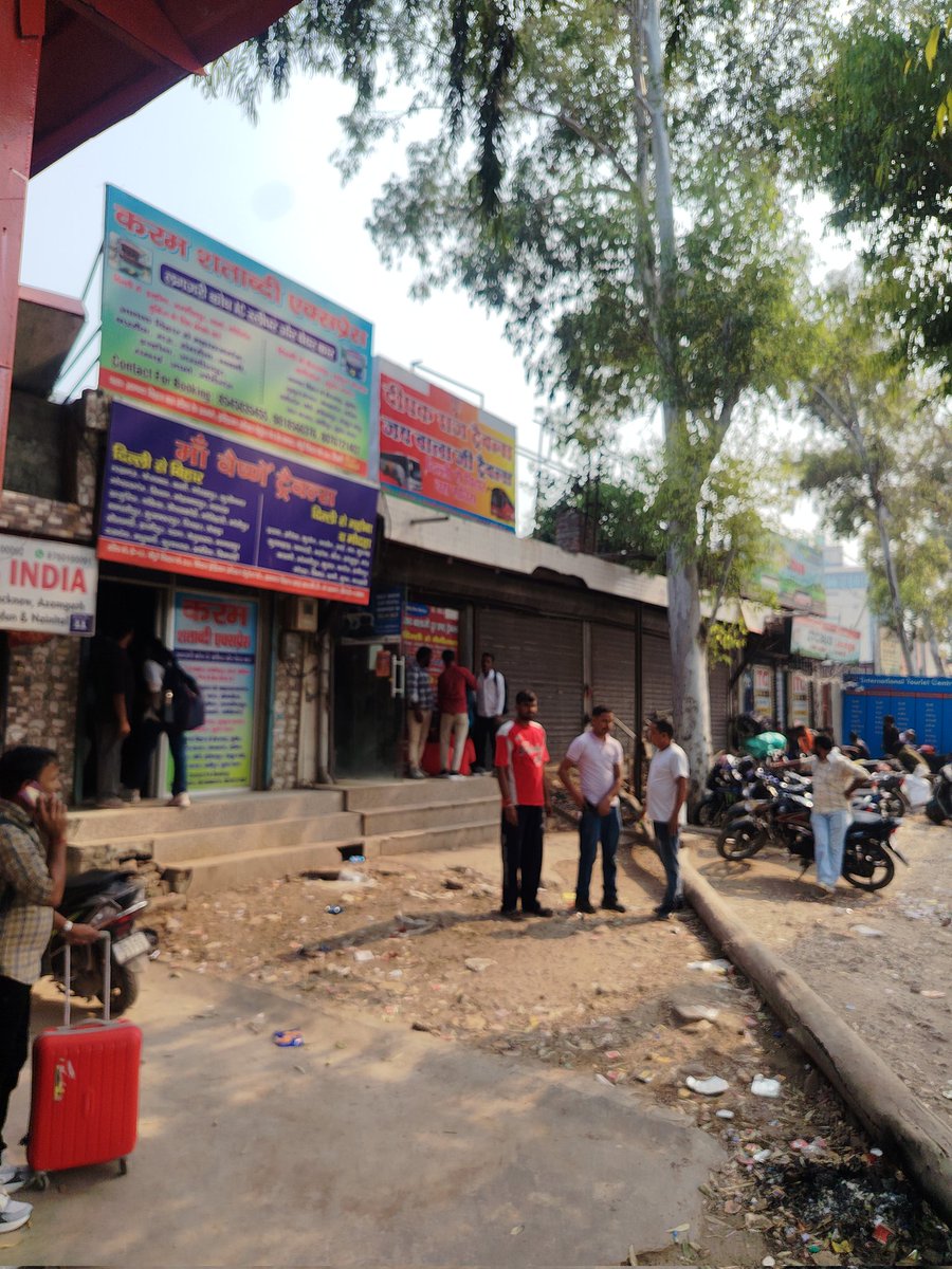 GmauSanket's tweet image. Cost of this fraud as 5 person on one seat in bus @₹2500 which not even reached to promised destination. This is how and why remote controlled govt thanks #fraudmodi